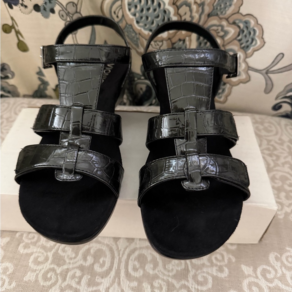 Vionic Orthaheel Technology Black Crocodile-Embossed Women's Sandals, Size 9 - Picture 2 of 8